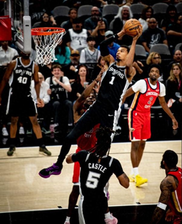 天源国际 文班18分18板福克斯复出砍24分马刺胜鹈鹕, 墨菲空砍41分